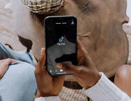 Zdjęcie do artykułu: TikTok dla początkujących – jak zacząć i zdobyć pierwsze 10k obserwujących